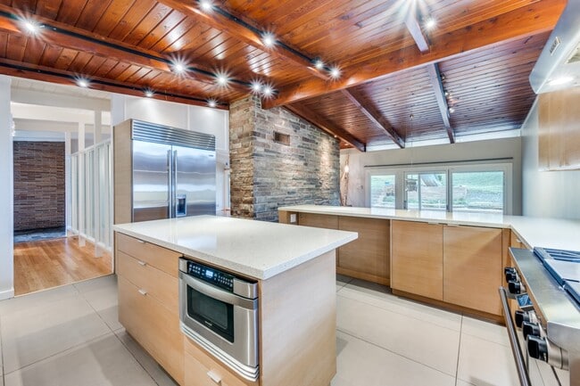 Building Photo - 524 N Manus Dr