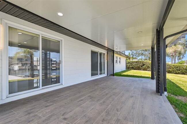 Building Photo - 3913 Fontainebleau Dr
