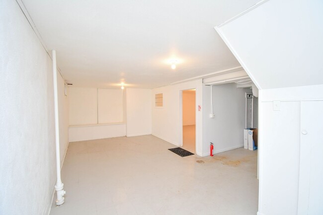 Building Photo - Cozy & Fully Furnished 1-Bedroom Near Sanf...