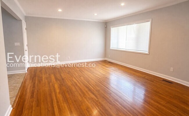 Building Photo - 2 Bed/1 Bath Home with Garage / Available Soon!