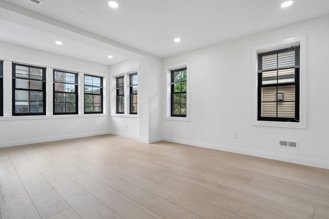 Building Photo - 423 Aurora Ave