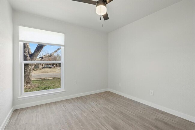 Building Photo - 1400 Bellmar Dr