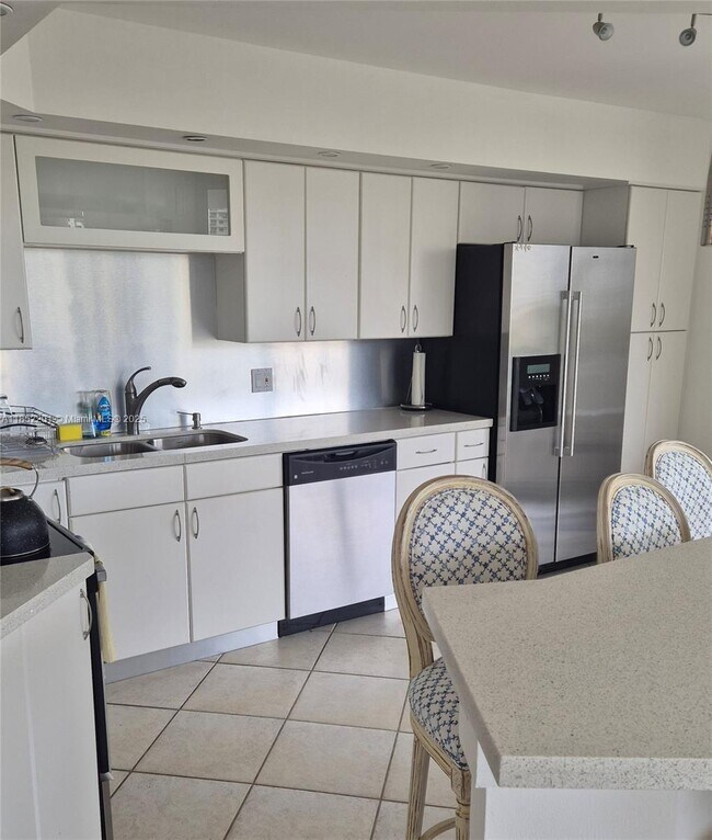 Primary Photo - 15645 Collins Ave