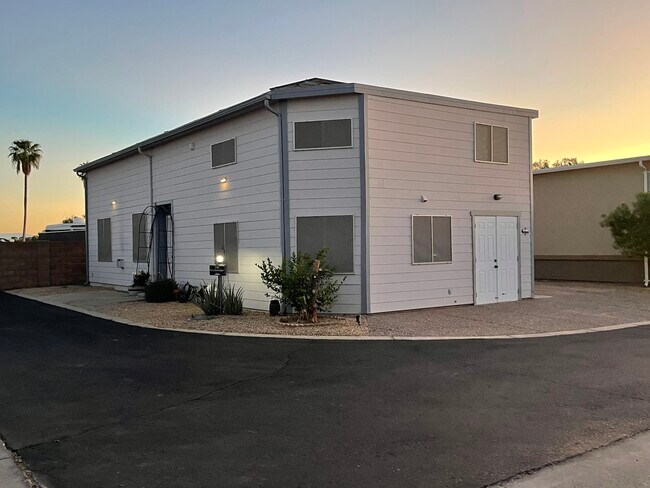 Building Photo - 17200 W Bell Rd