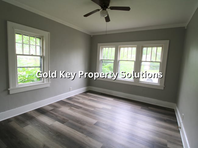 Building Photo - Spacious 3 BR 1 BA House with Dining Room and Fenced Backyard. (SECTION 8 APPROVED)