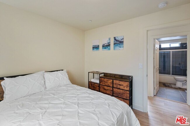 Building Photo - 5912 S Flower St