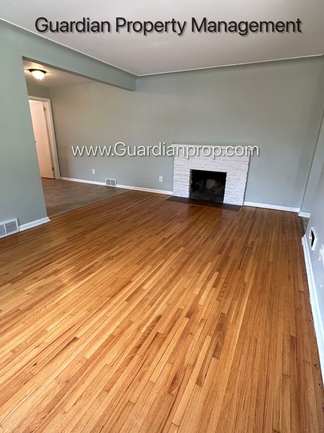 Building Photo - Crosstown Side By Side, Washer/Dryer In Unit, 1 Garage Space, Hardwood Floors, Dishwasher