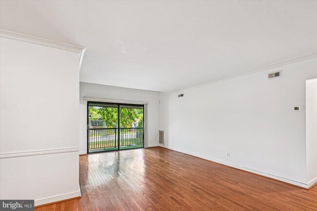 Building Photo - 300 Hilltop Ln