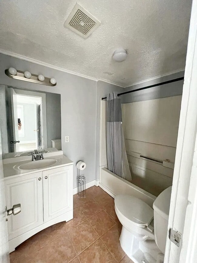 Building Photo - 5637 Birchman Ave