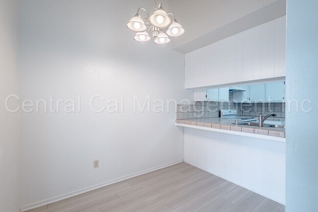 Building Photo - 5905 Auburn Oaks Dr