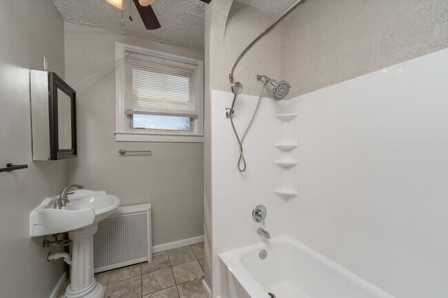 Building Photo - 3-Bedroom, 1.5 Bathroom Home in Belair-Edison