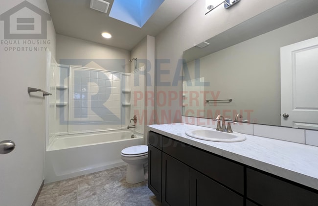 Building Photo - Stunning 5 Bedroom! Great Location!