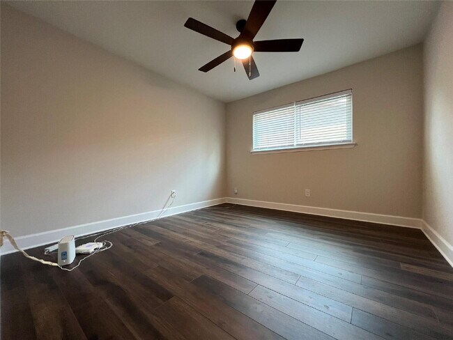 Building Photo - 3 Bedroom Home for Rent in Houston 77096 | Updated Home with Large Backyard