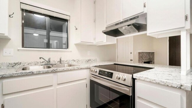 Building Photo - 1209 W Plum St