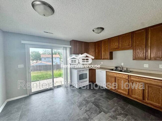 Building Photo - 2112 E Caulder Ave