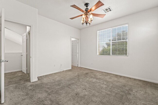 Building Photo - 3 Bedroom, 2 bathroom, 2 Car Garage Home i...