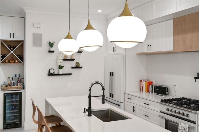 Building Photo - 75 Old Harbor St