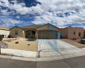 Building Photo - Beautiful 4 bed, 2 bath house move in ready! *military discount offered!