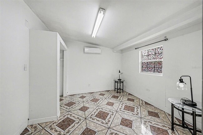 Building Photo - 816 W Minnehaha St