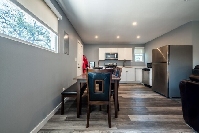 Building Photo - 2621 Wood Ave