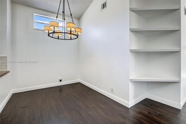 Building Photo - 581 Lakeside Cir