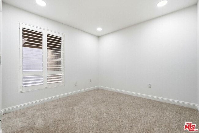 Building Photo - 5831 Seawalk Dr