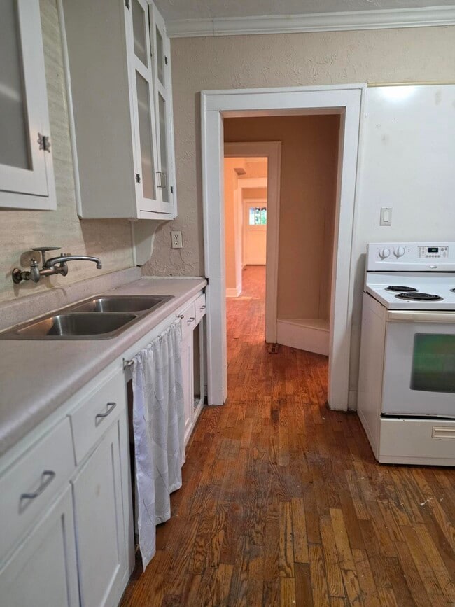 Building Photo - 614 S Fremont Ave