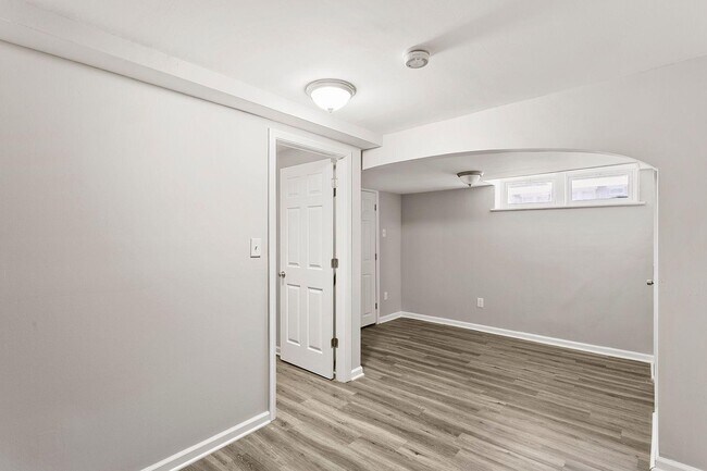 Building Photo - 2843 Pelham Ave