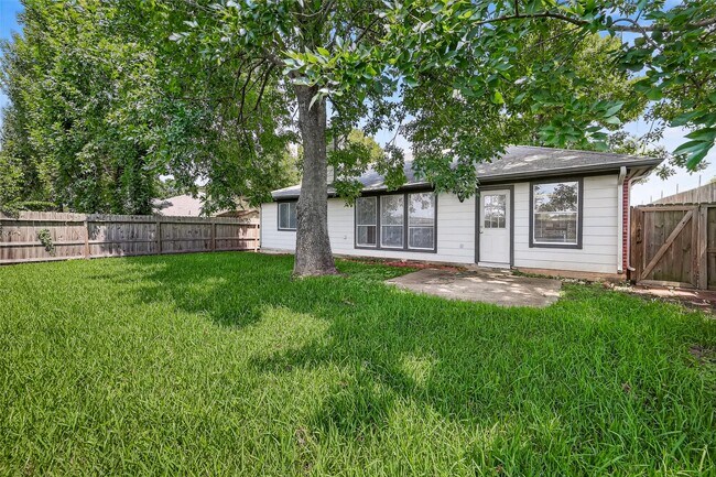 Building Photo - 17162 Summer Hollow Dr
