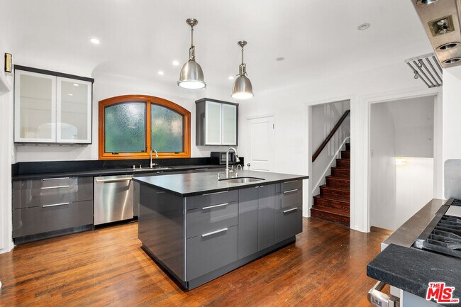 Building Photo - 11159 La Maida St