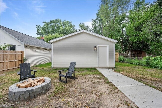 Building Photo - 5907 Pear Ave