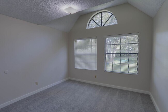 Building Photo - 385 Woodside Dr
