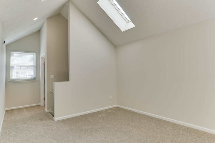 Building Photo - 1553 Penrose Arch