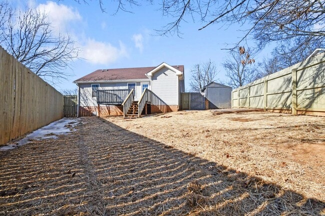 Building Photo - Pet Friendly Three Bedroom!