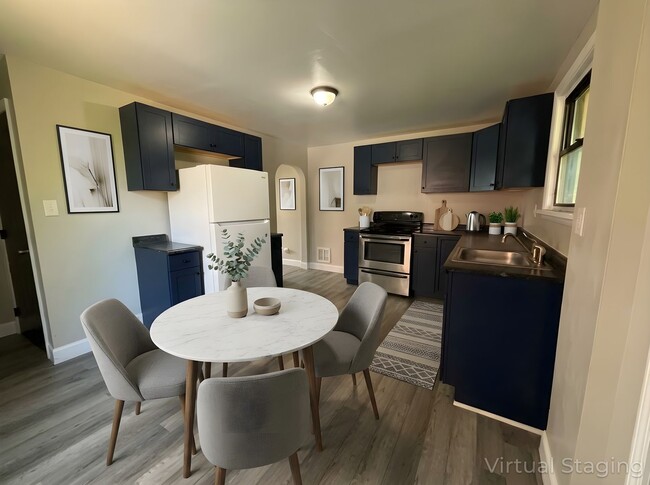 Building Photo - 2Bed/1Bath End Unit Townhouse in Clairton