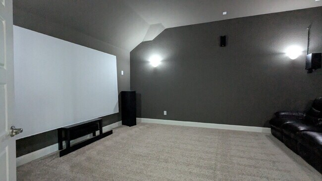 Building Photo - 5 Bed | 5 Bath | 3-Car Garage | 4,054 Sq f...