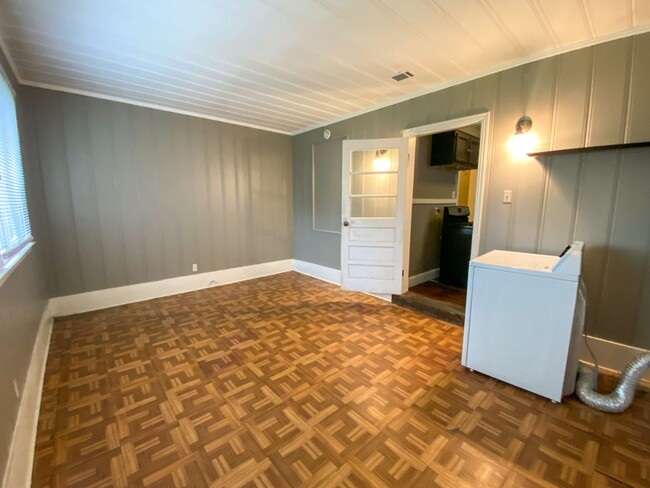 Building Photo - 2 bed, 1 bath with hardwood floors by U of...