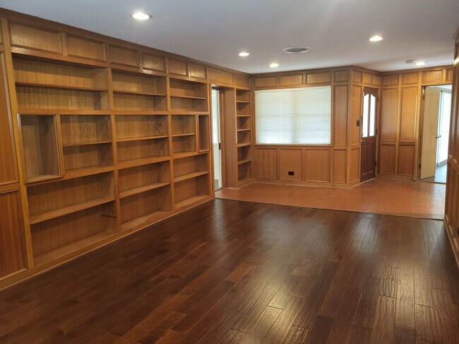 Building Photo - 5 Month lease available. Mid-century home ready for move-in