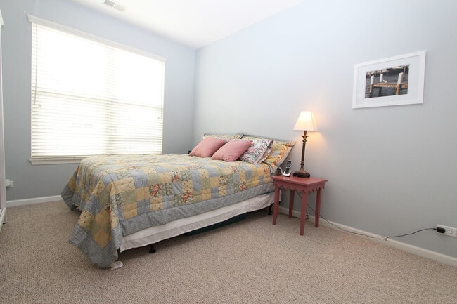 Building Photo - 260 Rosehall Dr