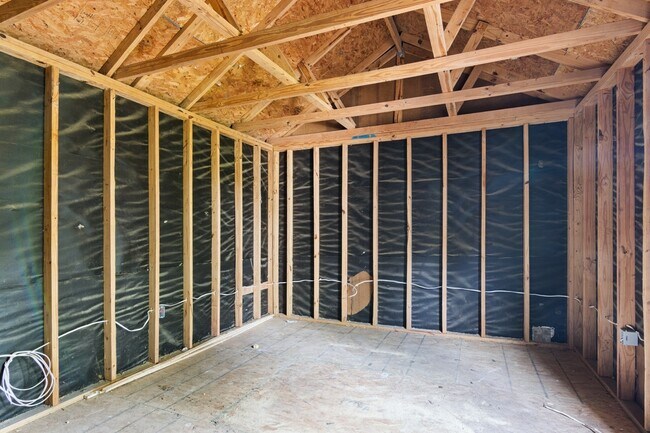 Building Photo - 1606 Oaks Dr