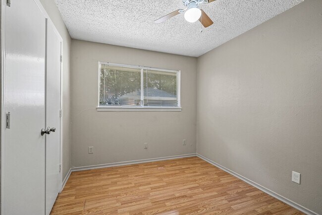Building Photo - 2429 Lakeview Cir