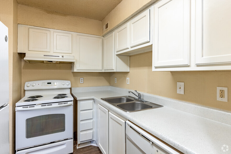 2BR, 1BA - 1,064SF Kitchen - Woodside Village