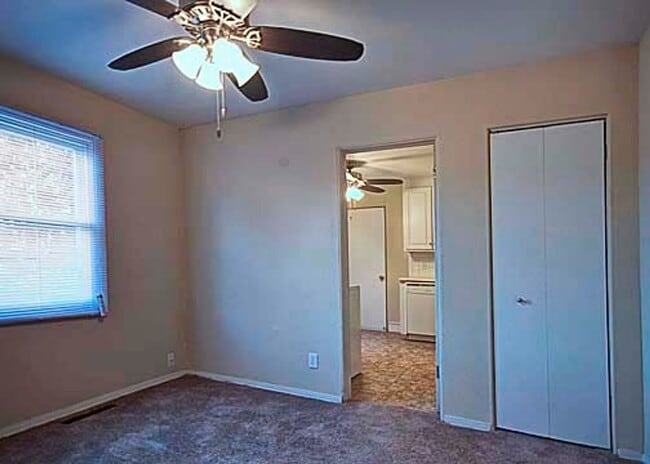 Building Photo - Great Aksarben location!