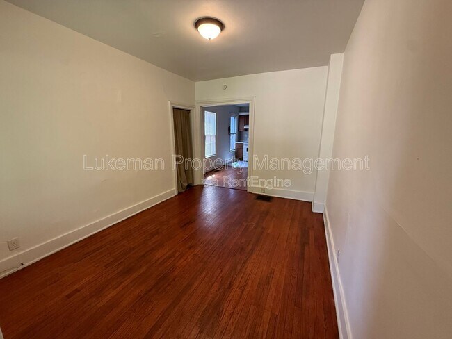 Building Photo - 932 S Park St
