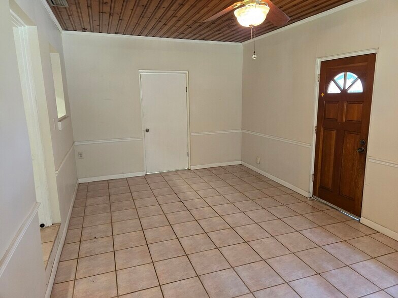 Family Room East - 803 N Gomez Ave