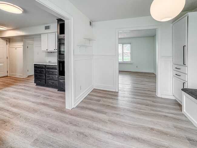 Building Photo - COME MEET YOUR NEW HOME IN KINGS GRANT!