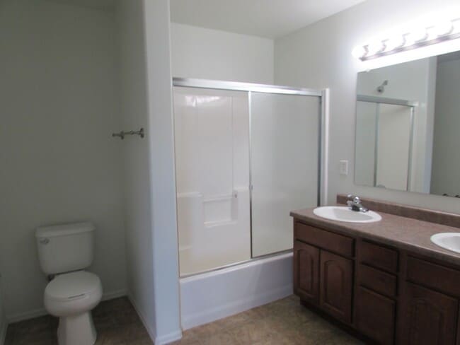 Building Photo - Bright 2 bed 2 1/4 bath Town Home