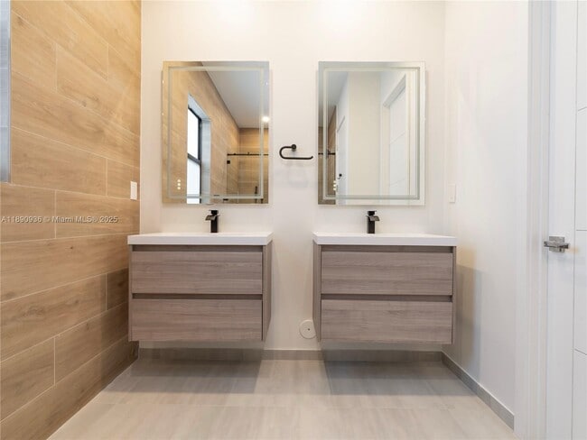 Building Photo - 841-843 SW 29th St