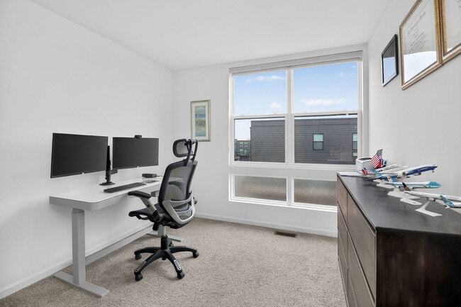 Building Photo - 2213 Venture Dr