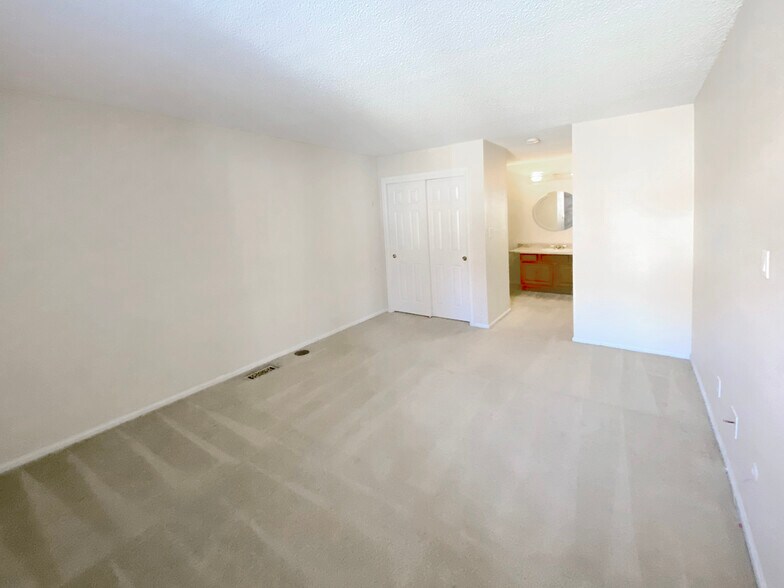 Building Photo - 2685 S Dayton Way